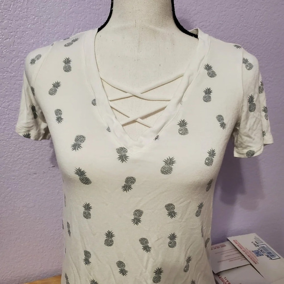 🔥 Zoe & Liv Pineapple V-Neck Top XS - Picture 3 of 6